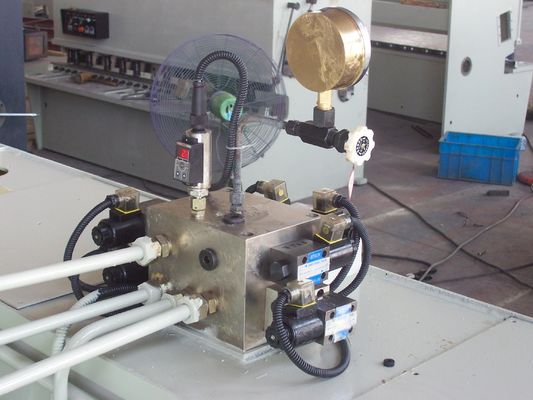 엽금속 힐로틴 깎기 기계 수압 CNC 엽금속 깎기 기계 무게는 2000kg에서 10000kg까지 다양합니다 정밀 절단 솔루션