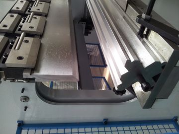 ESTUN E200 컨트롤러 대용량 생산용 CNC 폴더 굽기 2600mm 기둥 사이의 거리